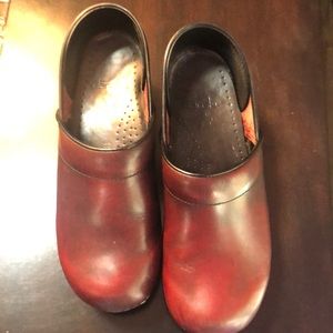 Size 38 burgundy Dansko clogs. Genuine leather.